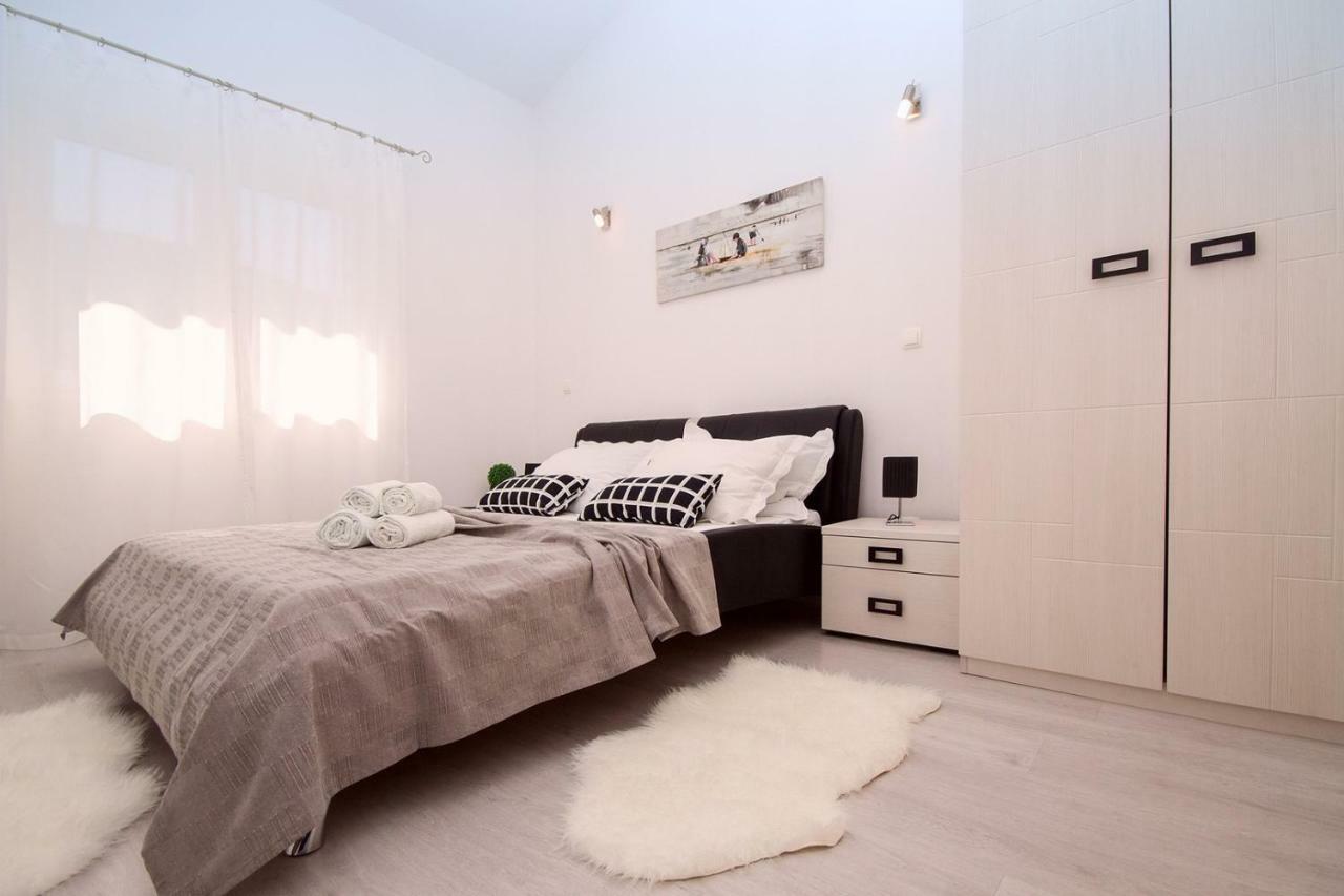 Villa Ana - 3 Bedroom Villa With Private Pool And Unspoiled Natural Environment Kučiće エクステリア 写真
